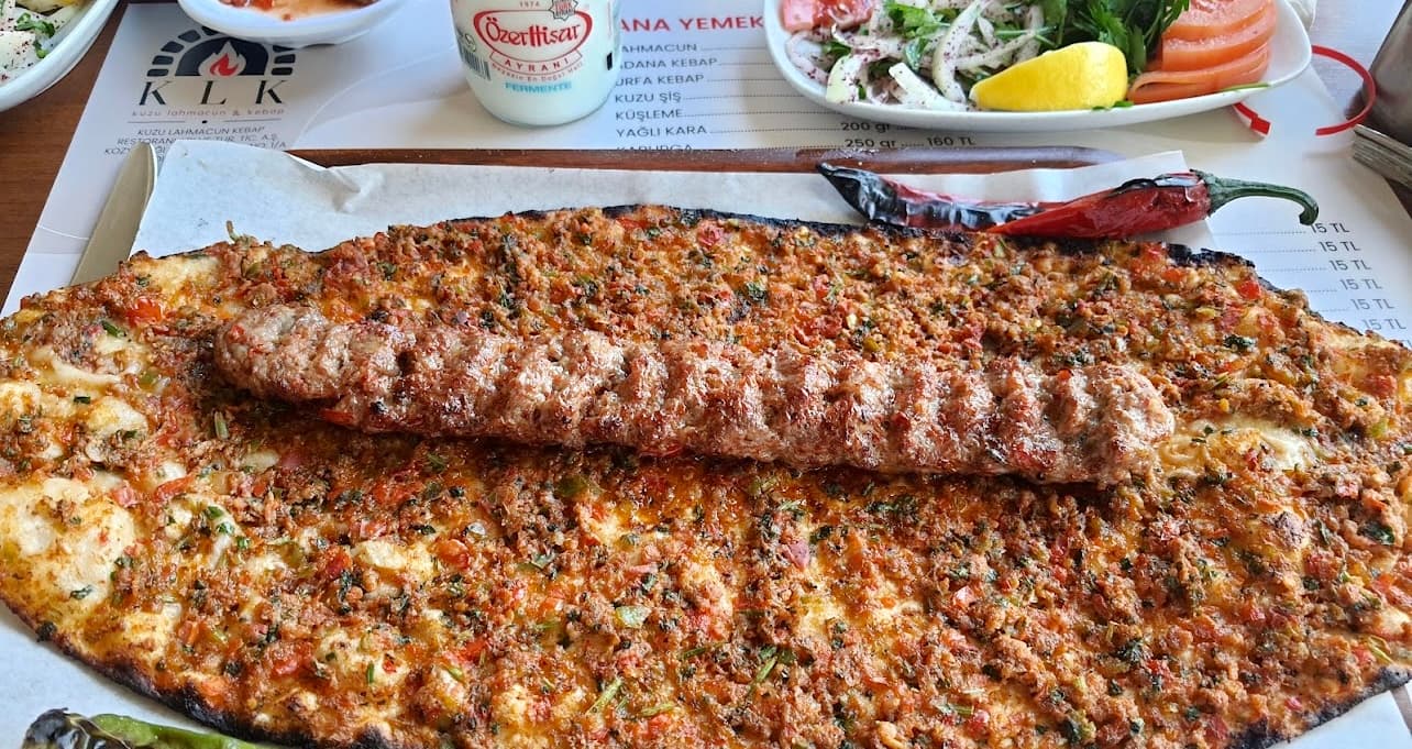 Közde pişen uzun kuzu lahmacun
