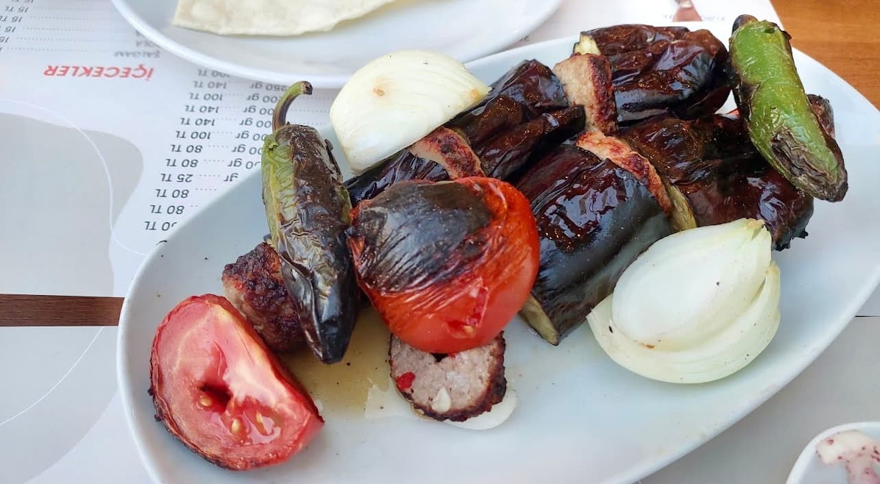 Patlıcan kebabı, közlenmiş domates ve biber